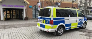 Man gripen i centrala Strängnäs
