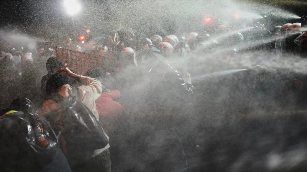 Demonstranter och polis i Istanbul.
