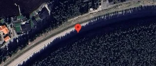 Personbil i singelolycka på väg 373