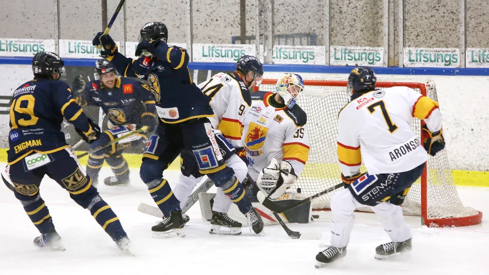 Pucken i mål och Visby Romas Karl Smedberg jublar mot Mariestad.