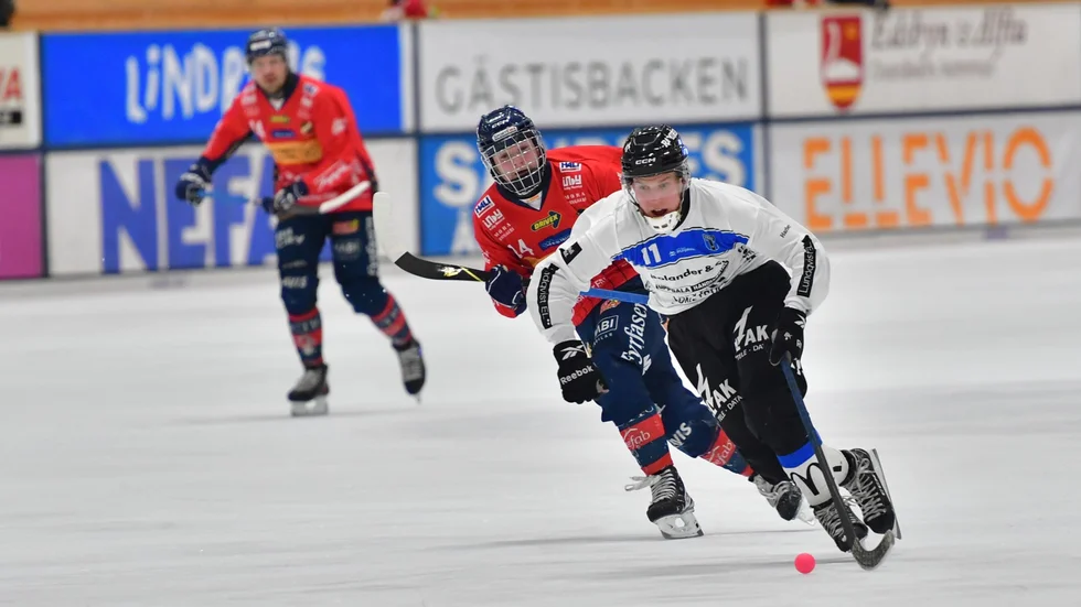 Albin Thomsen (t h) i en match mot Bollnäs. Nu har den framgångsrike anfallaren förlängt sitt kontrakt med Sirius.