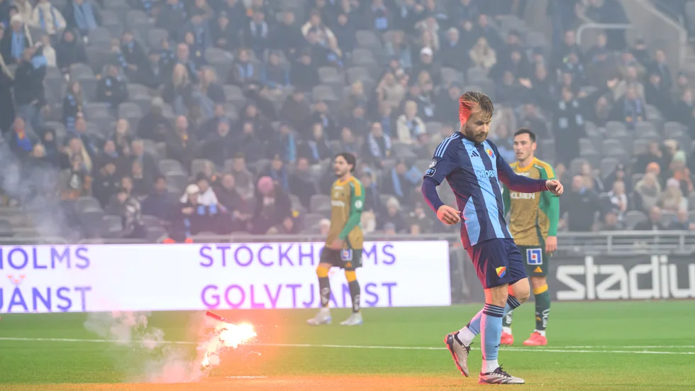Bengaler kastades in under mötet mellan Djurgården och IFK Norrköping.