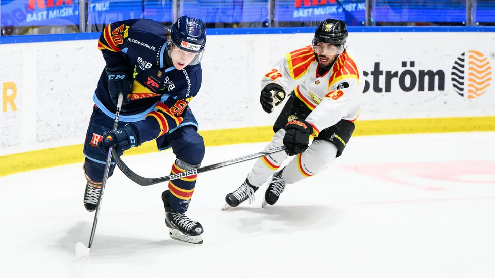Melvin Wersäll (till vänster) i kamp med Brynäs Tyler Vesel under fjolårssäsongen.