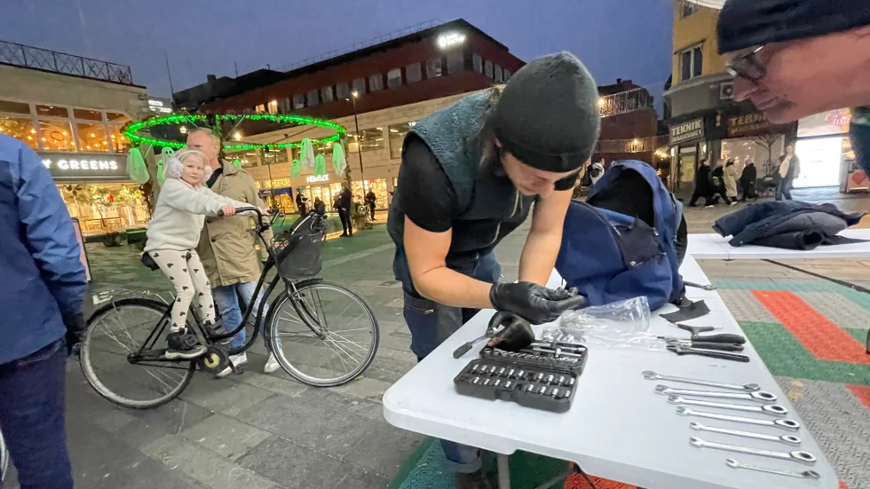 "Bianca brukar leka här på Forumtorget, så vi gick bara förbi. Men så såg vi skylten om cykelfixen, så vi hämtade cykeln. Vilken tur vi hade," säger Ola Gustavsson.