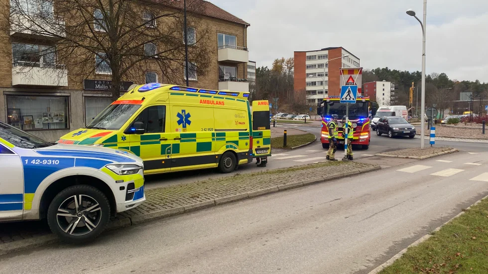 Polis och ambulans på plats vid olyckan.