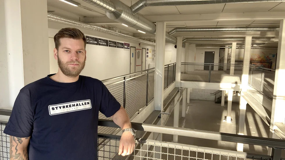 Daniel Wälimaa står på övervåningen i den lokal i Södra hamn där han tillsammans med sambon Paulina Martikainen ska bygga upp ett nytt gym. Om leveranserna av gymutrustningen kommer i tid planerar gymmet att öppna i januari.