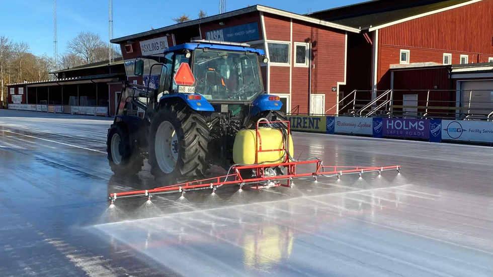 Uppdatering. En bild från 7 november, torsdag. Motala kommun börjar få upp isen på LMT arena. Planen: Linjering fredag 8 november och möjlig träningspremiär måndag 11 november.