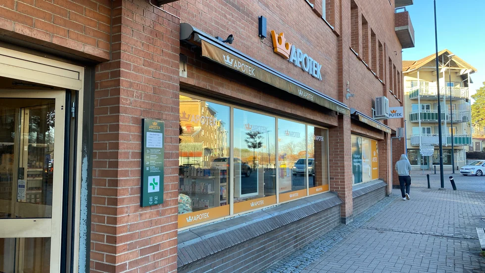 Apoteket Kronan i Flen är stadens enda apotek. Trots detta så har man stängt på lunchen.
