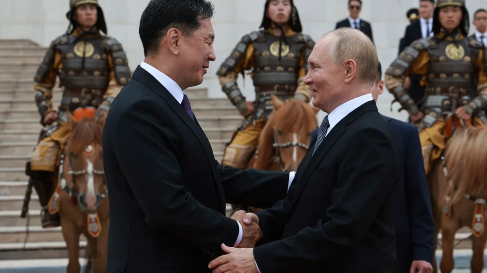 Rysslands president Vladimir Putin tillsammans med Mongoliets dito Khurelsukh Ukhnaa under en välkomstceremoni på Djingis khan-torget i Ulan Bator, också kallat Sukhbaatartorget.