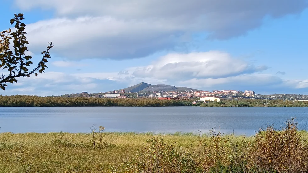 Carina Johansson tog ett fotografi över Kiruna från sjön vid elljusspåret på Lombolo en fin augustidag. På bilden syns berget Luossavaara med staden under sig.  

