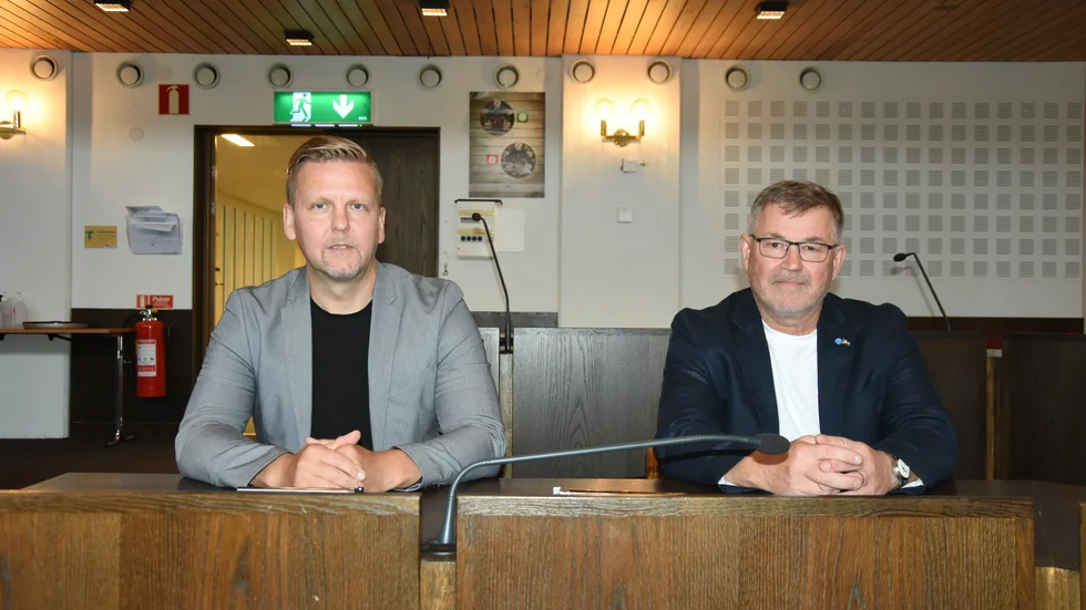 Nya kommunalrådet Janne Lind (C) och vice kommunalrådet Peter Rolfs (SD) har installerat sig.