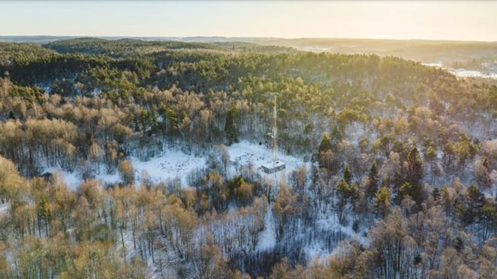 Så här kan det komma att se ut i skogen när vätgasledningen är byggd, på bilden syns en linjeventilsstation och en ledningsgata genom skogen. Det mesta av vätgasledningen ska grävas ned under jord.