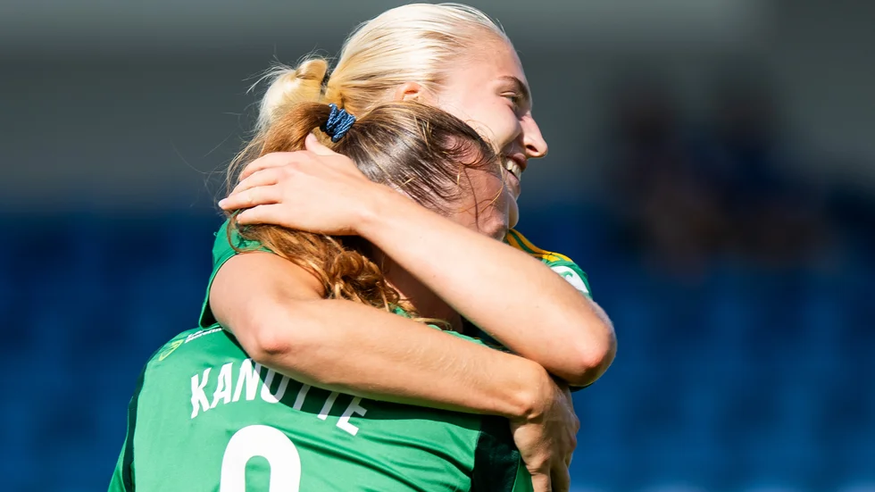 Wilma Leidhammar omfamnar Sara Kanutte Fornes. Norskan fick högst betyg i IFK Norrköping efter segern mot Trelleborg.