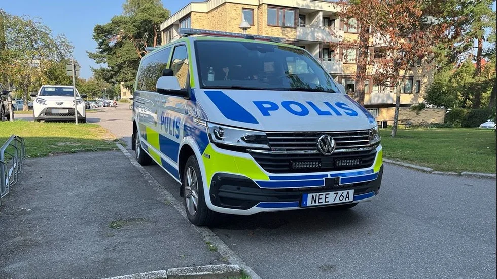 Flera polispatruller var på morgonen och tidigt på förmiddagen synliga på Djurgårdsgatan.