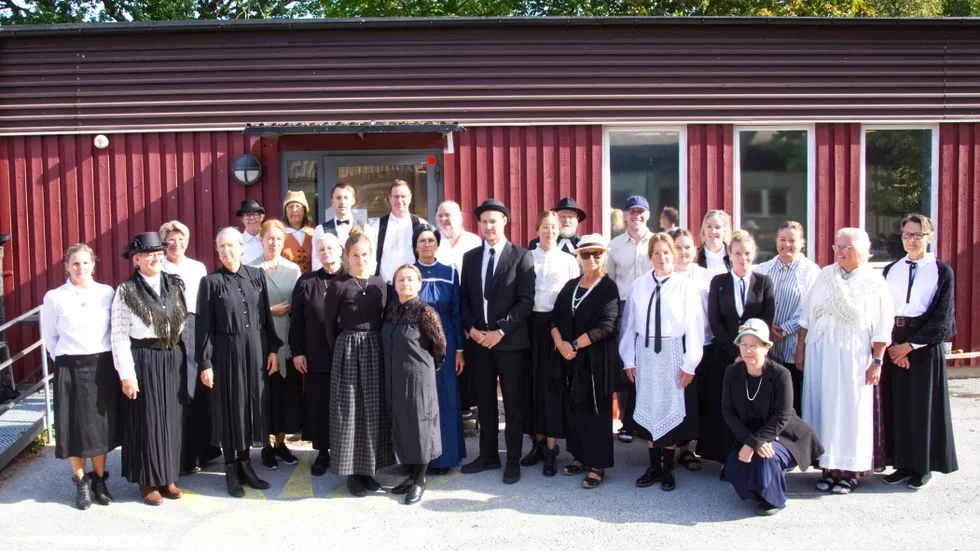 En fläkt från förr när Västerhejde skola firade160 år 2024. Nu motsätter sig Försvarsmakten att skolan får nya klassrum. ”Prinsessan Eugénie roterar i sin grav”, tror Gotlänningens ledarskribent. 