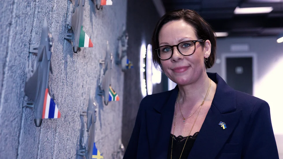 ”Vem beställde scoopet?”, undrar Jeppe, efter att utrikesminister Maria Malmer Stenergard (M), kritiserats för sitt aktieköp i ett försvarsföretag.