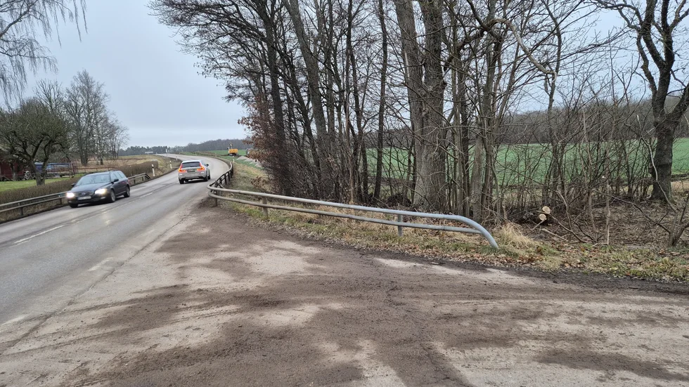 I dag vinklas räcket ner vid infarterna längs med väg 919. Det går inte när cykelvägen ska gå vid sidan av den. Planen var att kapa de gamla räckena och sätta räckesavslut, men sedan det visat sig att det inte längre går att få tag på reservdelar måste hela räcket bytas ut, till en kostnad av två miljoner kronor – och långvariga trafikstörningar.