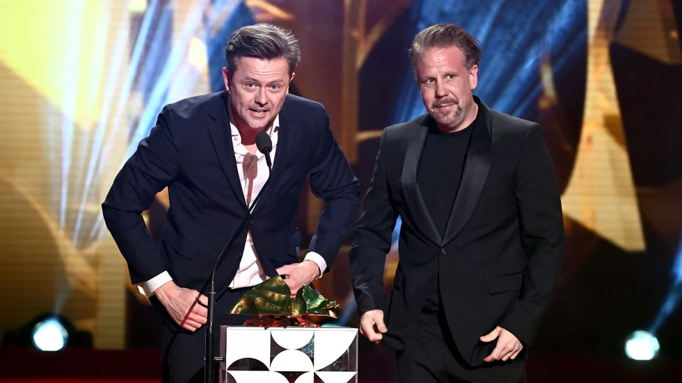 Fredrik Wikingsson och Filip Hammar tar emot Guldbaggen för bästa dokumentärfilm för filmen "Den sista resan".