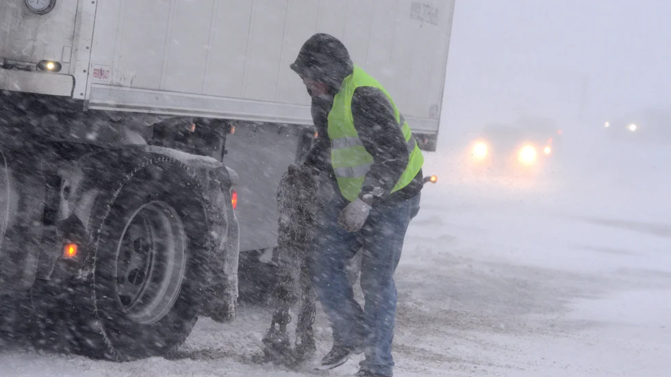 Slopa förslaget om snökedjor, skriver insändarskribenterna.