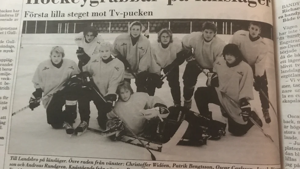 Vimmerby Hockeys ungdomar som var aktuella för Smålandslaget för 20 år sedan. Övre raden fr.v: Christoffer Widéen, Patrik Bengtsson, Oscar Carlsson, Jacob Birgersson, Andreas Rundgren. Nedre raden fr.v: Petrus Elgsten, Martin Carlsson och Tobias Jonsson. Liggande: Robert Davidsson.