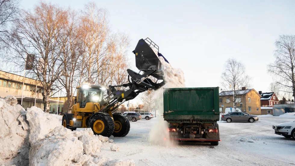 Att röja undan snöhögar just på skolgårdar är en dum idé menar insändarskribenten. Om barnen, som annars anklagas för att vara stillasittande, tycker att det är roligt att leka med snön borde de få det.