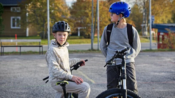 Nils och Svante ratar Tiktok – trots att de är "truckspotters"