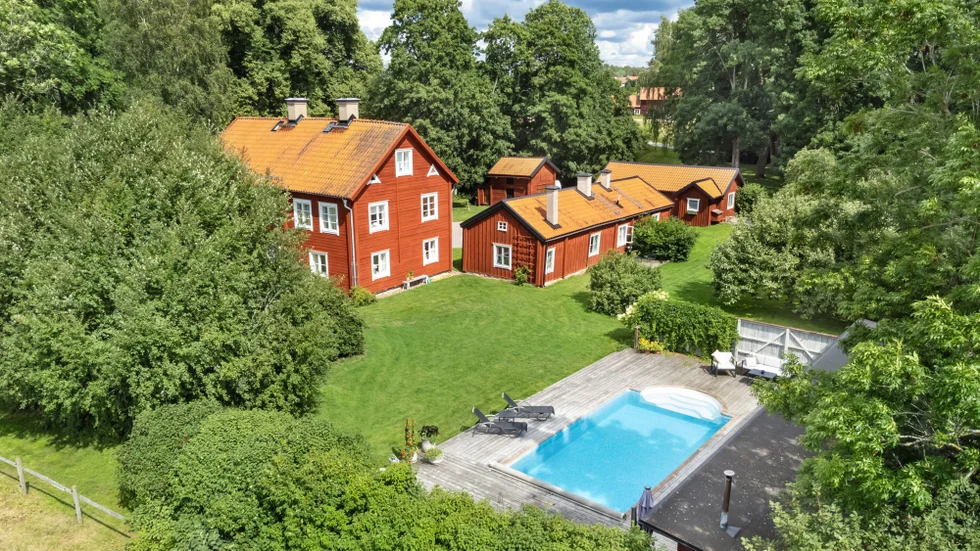 Nåntuna Gård ligger ute till salu. Ägaren som bott där i 30 år har renoverat gården så att de gamla detaljerna ska framträda.