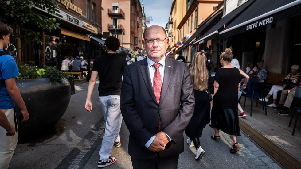 Att Urban Ahlin (S) följer regelverket är det ingen som har ifrågasatt. Det som efterfrågas är i stället om det är lämpligt att utnyttja den ”rätt” han har.