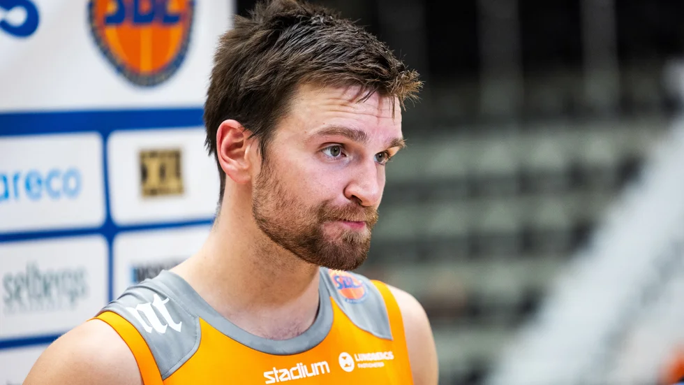Tim Schüberg menar att Dolphinsspelarna behöver se sig själva i spegeln efter förlusten mot Luleå. 