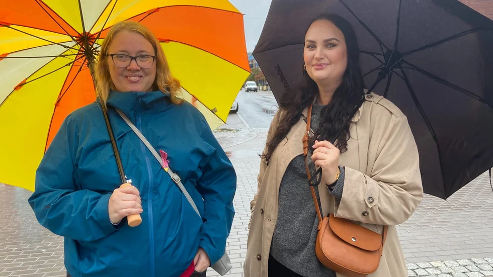 Att det ska bli bättre väder på lördag hoppas förstås de trogna marknadsbesökarna Annelie Lindell, Strängnäs, och Elin Wiklund, Nykvarn.