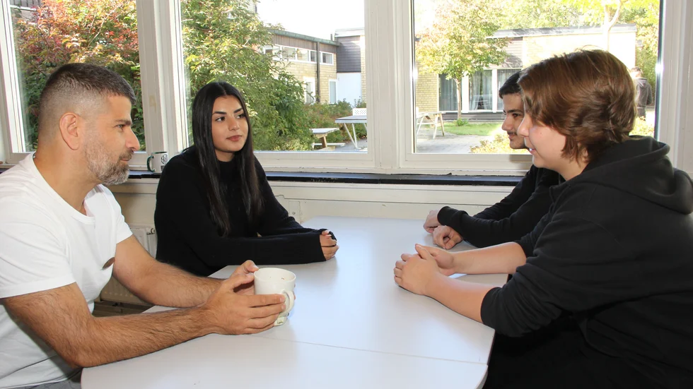 Eleverna Saya Sarkaut, 15, Albert Feroiu, 15 och Mustafa Mohammed, 15, pratar med biträdande rektorn Hanif Azizi om hur de trivs på Ekillaskolan.