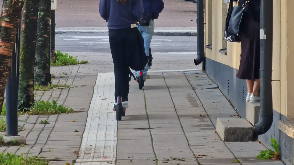 Skribenten "70+" ilsknar till över elsparkcyklisterna.
