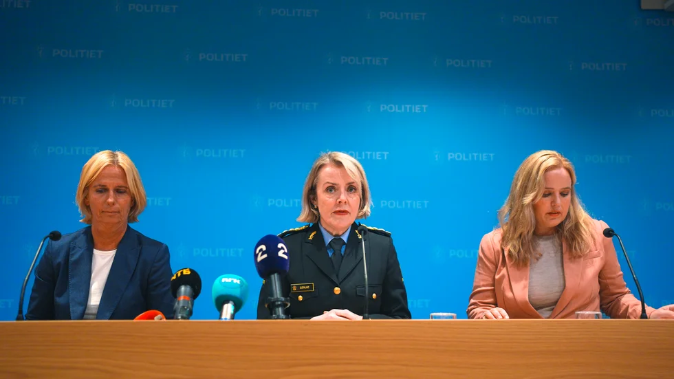 Inga Bejer Engh, assisterande chef vid PST, polischef Benedicte Bjørnland och Siv Sørensen, specialrådgivare på PST vid en presskonferens i Oslo i dag.