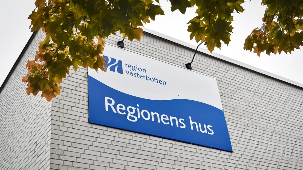 ”I Region Västerbotten har administrationen vuxit år efter år. Samtidigt brottas sjukvården med långa vårdköer och personalbrist. Tillspetsat har det för varje ny administratör försvunnit en vårdpersonal sedan 2019.”