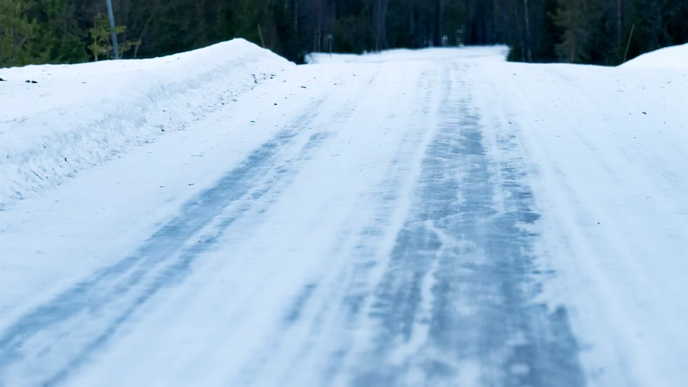Det kan bli halt i helgen. SMHI varnar för plötslig ishalka i delar av Sverige. Arkivbild.