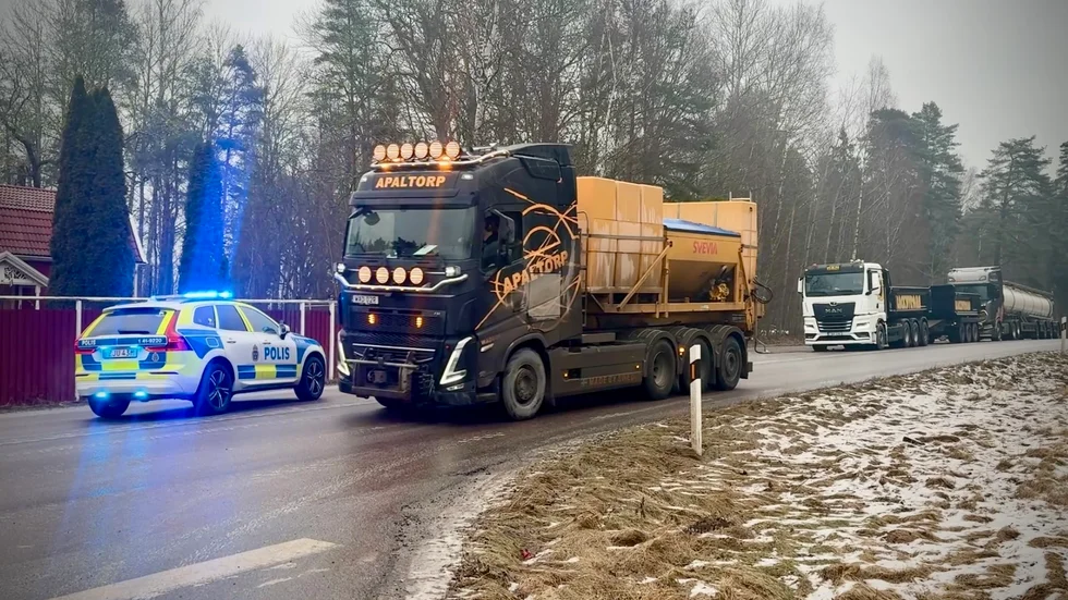 Här dyker saltbilen upp mellan Katrineholm och Vingåker. Det var fem timmar efter att ishalkan mot vägnätet slog till. En medveten strategi, enligt Trafikverkets huvudentreprenör Svevia. 
