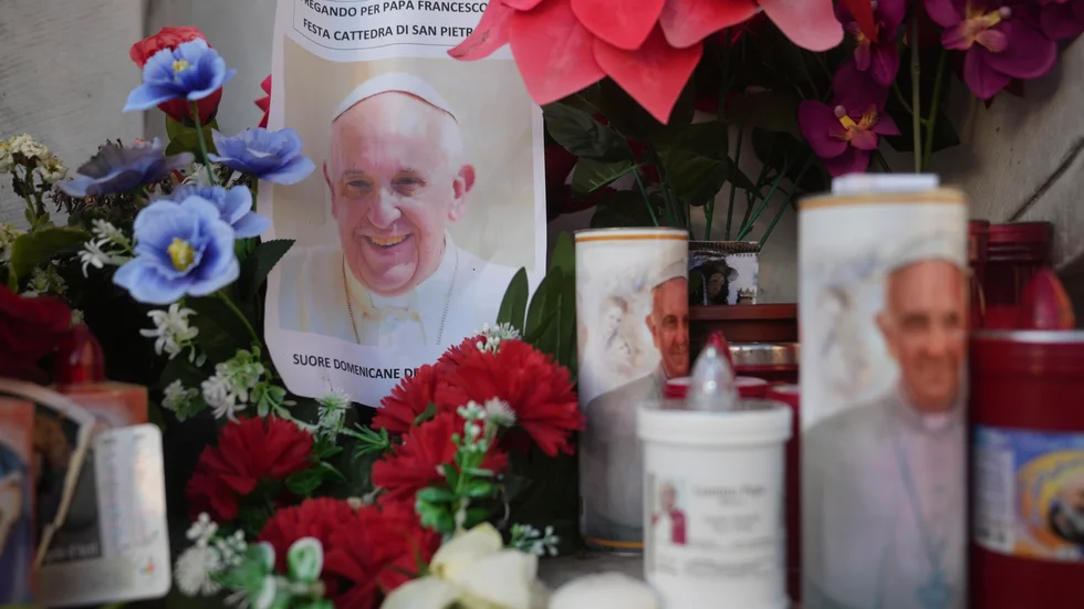 Människor har tänt ljus för påve Franciskus utanför sjukhuset i Rom där han vårdas för lunginflammation.