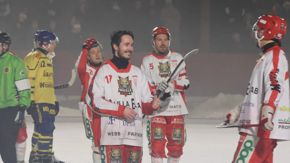 Daniel Skoog bjöd på ett segersmajl efter att Mållia Bandy fixat allsvenskt kvalspel.