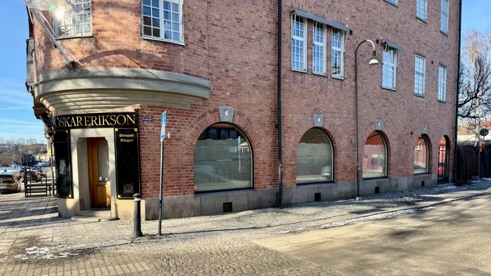 Nu har det börjat hända grejer i den anrika restauranglokalen i centrala Strängnäs. Brun papp täcker restaurangens fönster, den som är nyfiken på vad som ska ske i lokalerna får vänta ännu en tid.