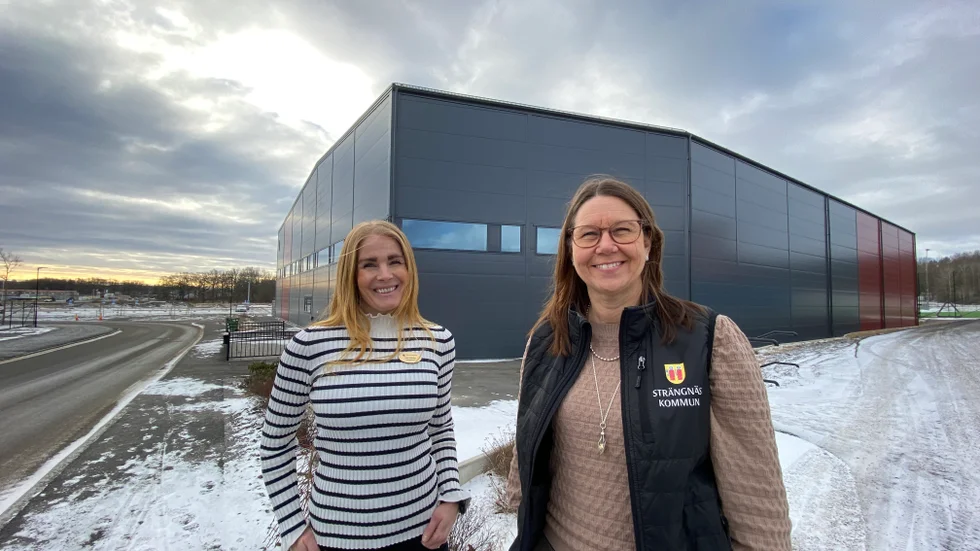Det kan vara första gången en mässa arrangeras i en padelhall. Elin Härnby och Ulrika Blom tycker båda att lokalen passar utmärkt för syftet.