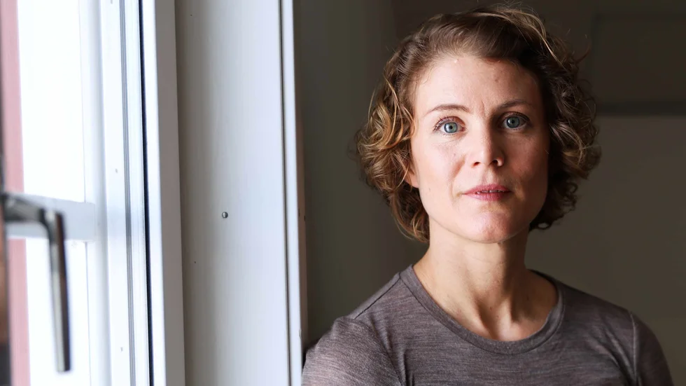 "Även om omställningen är den stora berättelsen är det relationerna som känns", säger Amanda Glans om teaterföreställningen. 