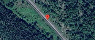 Personbil i singelolycka på E22