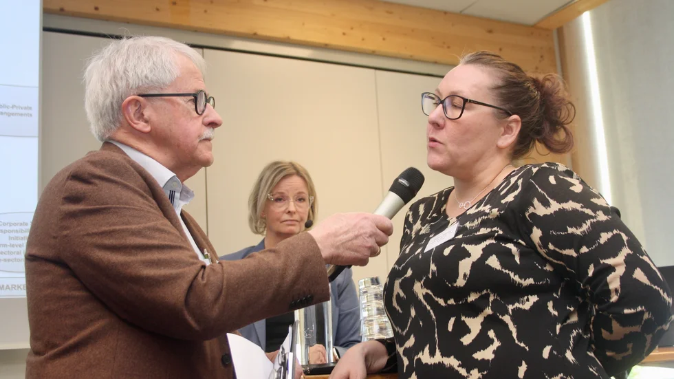 Moderatorn Sverker Olofsson intervjuar Therese Bjärstig. I bakgrunden Annica Sandström