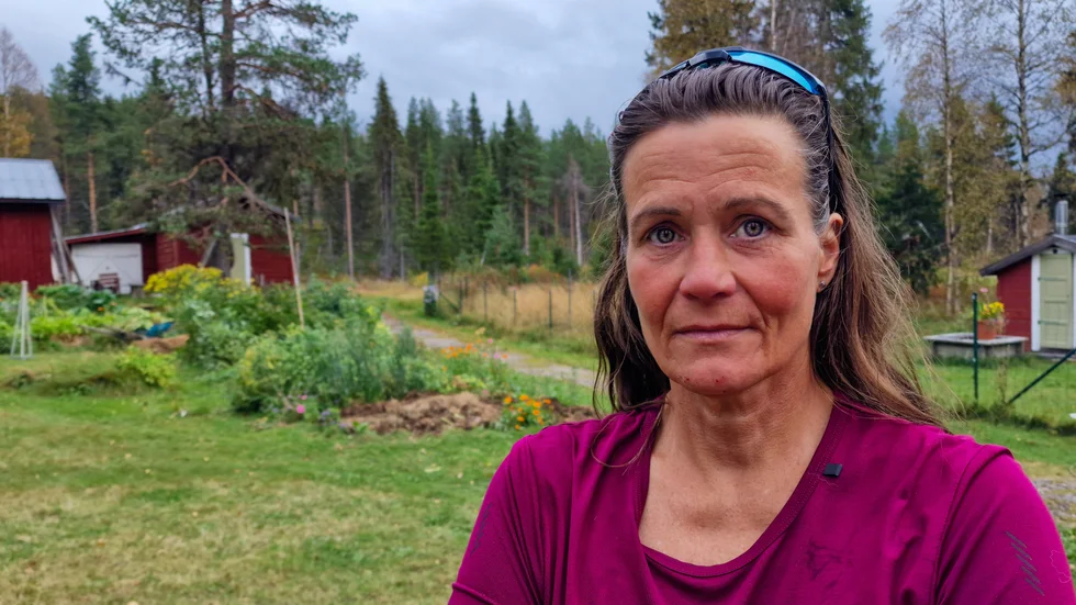 "Antingen har personen som sköt ingen koll på jaktlagen eller så bryr den sig inte. Men han eller hon borde inte få ha någon bössa", säger Lena Jönsson efter att ha varit nära att träffas av en förlupen kula.