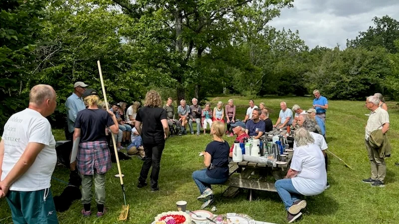 Ett 40-tal Ardrebor deltog i årets slåtter, då man firade att Mullvalds änge blivit naturreservat.