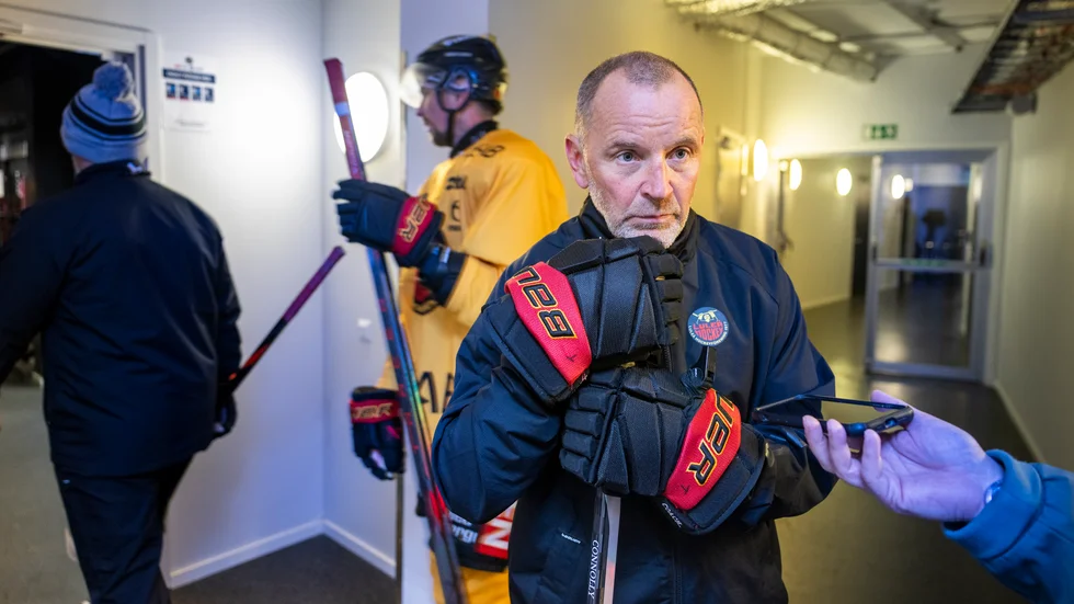 Luleå Hockeys tränare Thomas "Bulan" Berglund som skadan på Oskari Laaksonen.