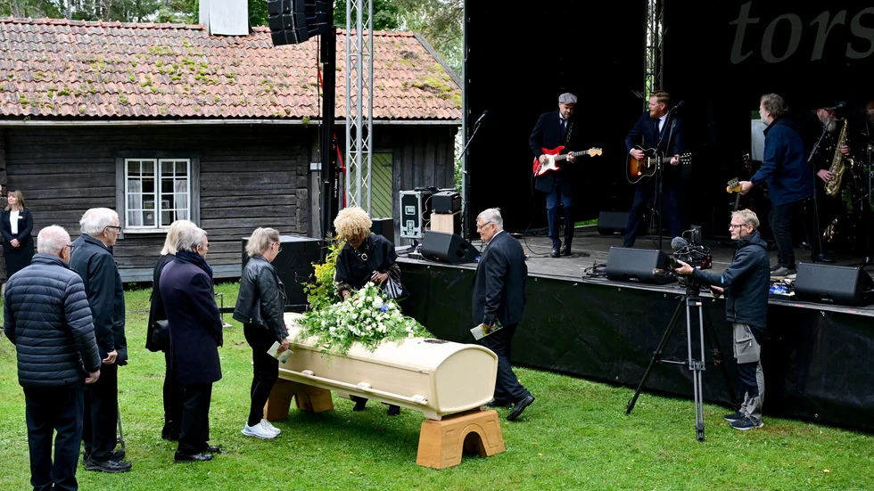 På Kollsbergs hembygdsgård fick alla möjlighet att gå förbi Sven-Göran Erikssons kista.