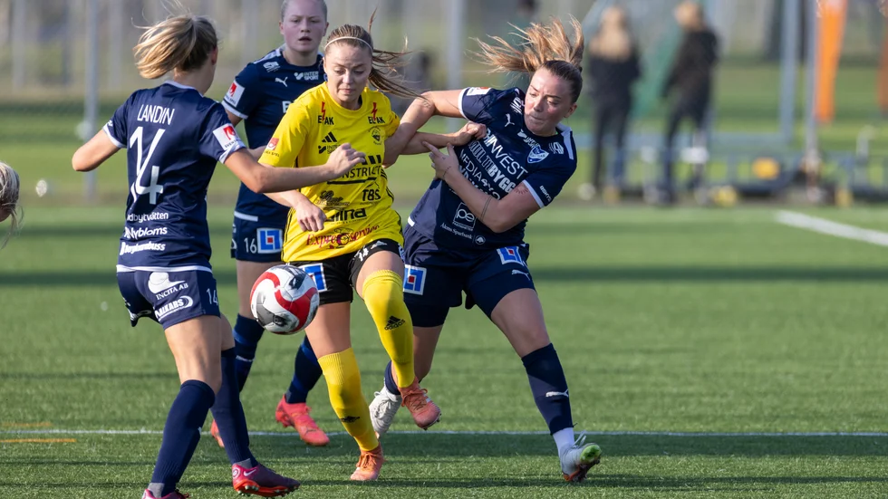 Ebba Costow i kamp med Andrea Thorisson (längst till höger).