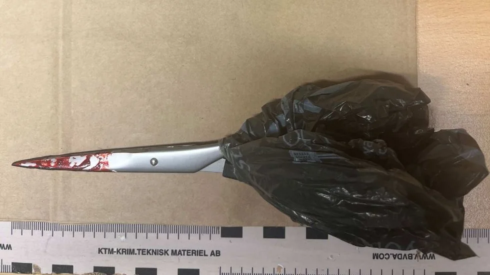 Saxen som användes för att hota personal med. Det röda på toppen bedöms av tingsrätten vara någon form av torkad sylt eller färg. 