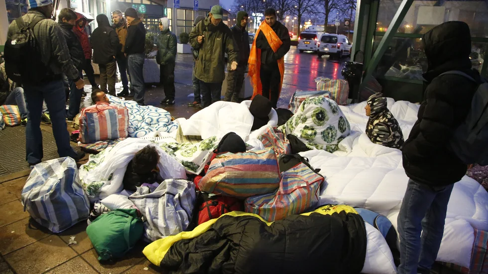 November 2015. En grupp flyktingar har tillbringat natten på gatan utanför Migrationsverkets kontor i Malmö.